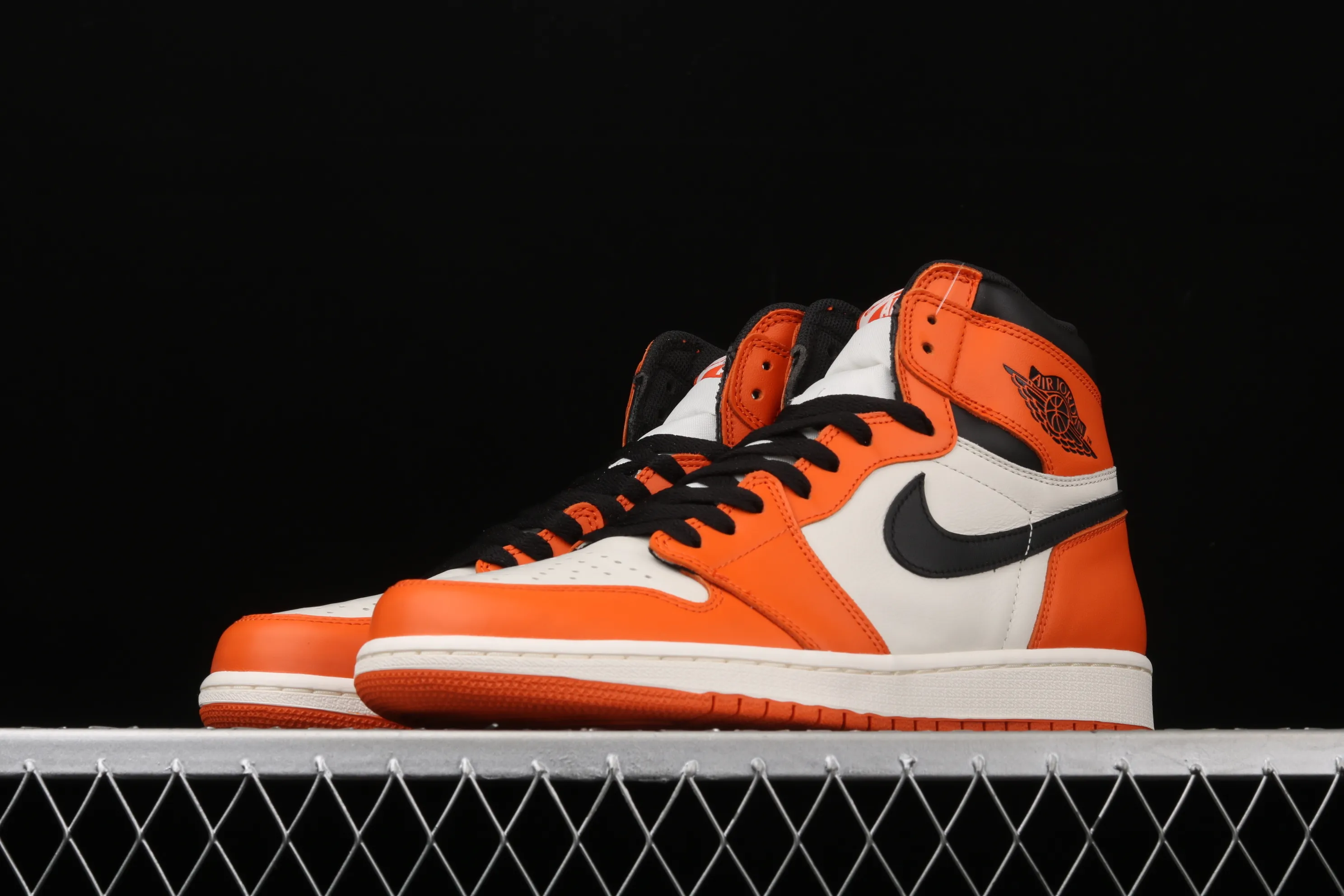 All categories Air Jordan Jordan series basketball shoes Air Jordan 1 High pure original version Air Jordan 1 Retro High OG AJ1 white orange Joe 1 white buckle broken 555088-113
